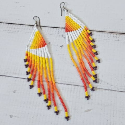 Pantallas de Mostacilla Artesanales – Diseño Llama en Tonos Amarillo, Naranja y Blanco