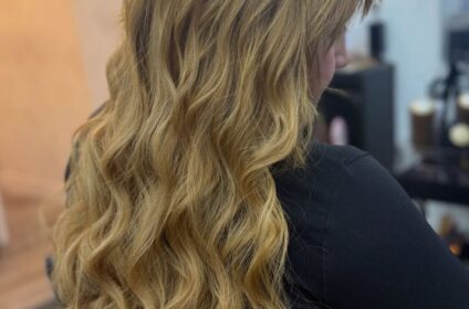 Balayage en tonos dorado y miel · Melena Perfecta by Emily, Ponce