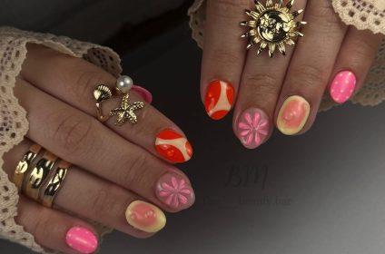 Manicura estilo retro con flores en 3D en tonos rosa y anaranjado en The Beauty Bar Utuado.