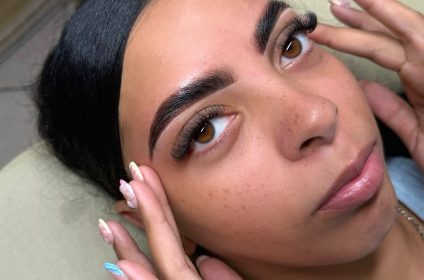 rimer plano de cejas con laminado profesional y efecto mojado, mostrando definición y orden, en Canóvanas, Puerto Rico.