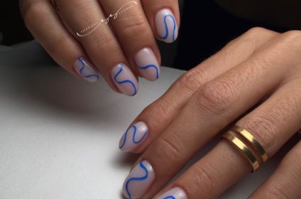 Manicura rusa o combinada con diseño de líneas abstractas azules sobre base natural, realizada en Shaddai Studio, Canóvanas.