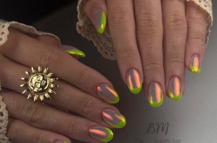 Manicura en hard gel con acabado espejo cromo y delineado verde neón brillante en The Beauty Bar Utuado.