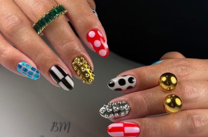Diseño de uñas de gel con relieve 3D, apliques metálicos y texturas en The Beauty Bar, Utuado.