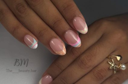 Uñas francesas en tonos pastel con delicados lunares en salón The Beauty Bar en Utuado PR.
