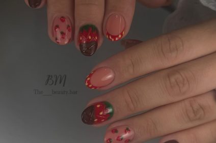 Diseño elaborado de uñas en gel con arte de fresas y chocolate pintado a mano en The Beauty Bar, Utuado.