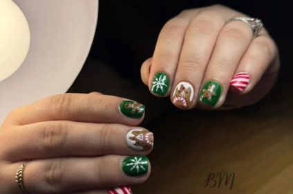 Uñas de gel con diseño navideño de galletas de jengibre y bastones de caramelo en The Beauty Bar, Utuado.