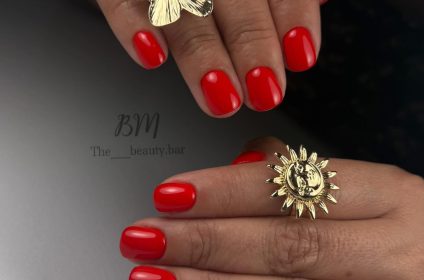 Manicura de builder gel en tono rojo brillante realizada en el salón The Beauty Bar en Utuado, Puerto Rico.