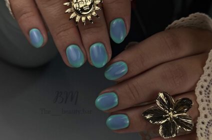 Manicura de builder gel con efecto ojo de gato en tono azul eléctrico y reflejos magnéticos realizada en el salón The Beauty Bar en Utuado, Puerto Rico.