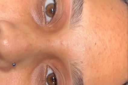 Vista superior de cejas naturales definidas y rellenas con la técnica de tinte híbrido, realizadas en Shaddai Studio en Canóvanas.