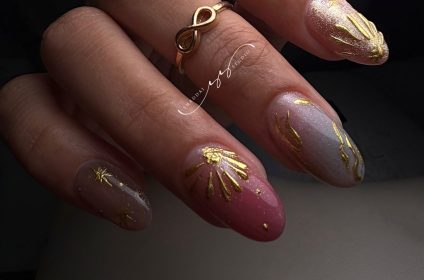 Uñas de gel o polygel en forma almendrada con sofisticado arte dorado sobre base rosa y gris, en Shaddai Studio.