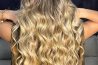 Técnica de colorimetría balayage rubio cenizo con difuminado de raíz natural y peinado en ondas definidas en MQ Salon & Esthetic Arroyo PR.