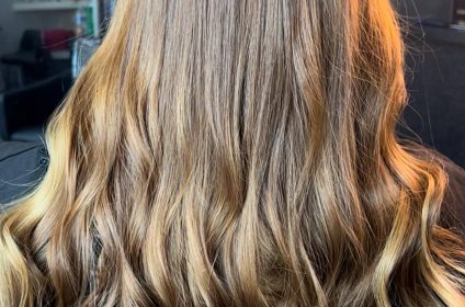 Trabajo de colorimetría profesional con balayage en tonos rubio miel y reflejos dorados con estilizado en ondas suaves en MQ Salon & Esthetic Arroyo PR
