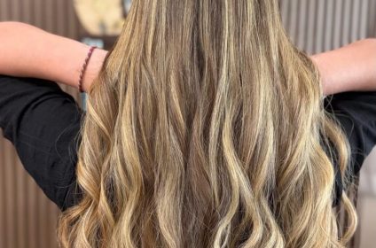 Técnica de colorimetría Balayage en tonos rubios con peinado en ondas suaves en Karla’s Beauty Salon Rincón PR.