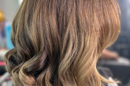 Corte de cabello estilo Long Bob con textura, movimiento y acabado en ondas suaves realizado en MQ Salon & Esthetic Arroyo PR.