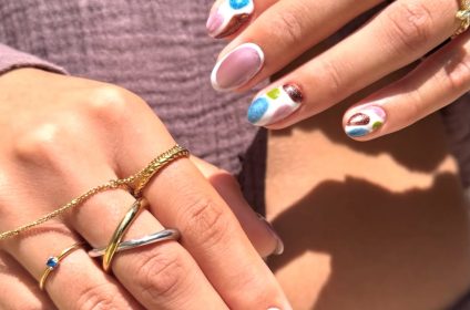 Servicio de Gel Manicure con diseño multicolor de trazos orgánicos y detalles metalizados en Karla’s Beauty Salon Rincón PR.