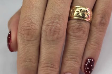 Manicura en gel con diseño personalizado de lunares en tonos vino y rosa realizado en Karla’s Beauty Salon en Rincón PR.