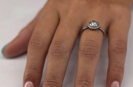 Servicio de Gel Manicure con punta francesa estilo turquesa sobre uñas cortas en Karla’s Beauty Salon Rincón PR.