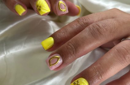 Sistema GelTips en tono amarillo vibrante con detalles en relieve dorado en Nails G Studio Carolina PR.