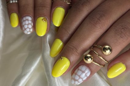 Diseño de GelTips amarillas con efecto textura y apliques dorados en Nails G Studio Carolina Puerto Rico.