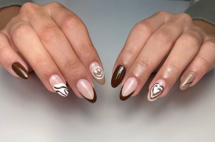 Uñas esculpidas en Gel Tips con nail art en tonos marrones y blancos en Trend Nails Carolina.