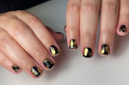 Uñas en gel color negro con detalles metalizados dorados en Trend Nails Carolina Puerto Rico.
