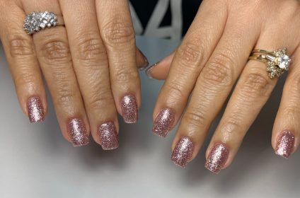 Manicura clásica con esmalte regular en tono rosa brillante en Trend Nails Carolina PR.