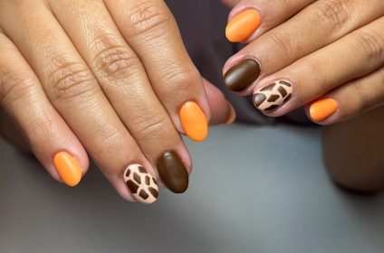 Uñas en Hard Gel con tonos naranja, marrón y diseño de animal print jirafa en Trend Nails Carolina PR.