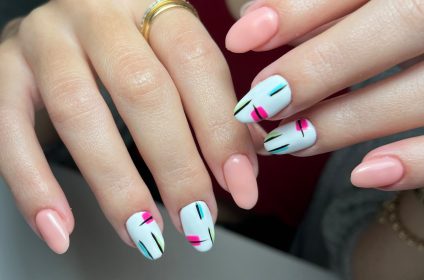 Uñas en Hard Gel en tono rosado nude combinadas con nail art abstracto sobre base blanca en Trend Nails Carolina PR.