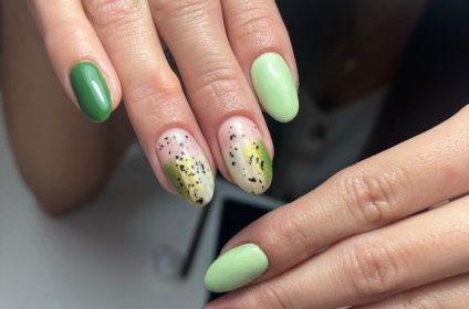 Uñas decoradas con tonos verdes y nail art en manicura Hard Gel de Trend Nails Carolina PR.