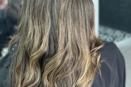 Castaño Iluminado y Babylights sutiles | MQ Salon & Esthetic Arroyo