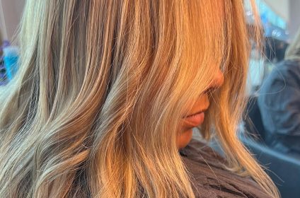 Técnica de colorimetría con mechas babylights en tono rubio dorado cálido y contorno de rostro money piece iluminado en MQ Salon & Esthetic Arroyo PR.