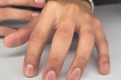 Servicio especializado de manicura para caballeros (Men Manicure) con limpieza y acabado natural en Karla’s Beauty Salon Rincón PR.