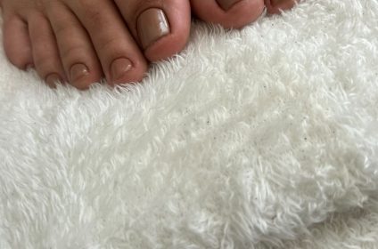 Pedicura spa con esmaltado profesional en tono nude realizada en Nails G Studio Carolina Puerto Rico.