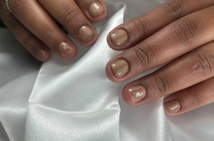 Manicura en uñas cortas con Rubber Base en tono nude brillante en Nails G Studio Carolina PR.