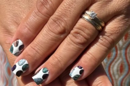 Servicio de uñas acrílicas cortas (short acrylic nails) con diseño abstracto y brillos en Karla’s Beauty Salon Rincón PR.