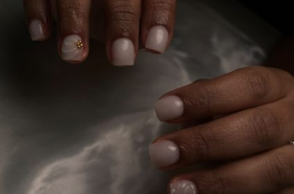 Manicura en acrílico blanco milky con detalle floral en relieve realizada en Nails G Studio Carolina PR.